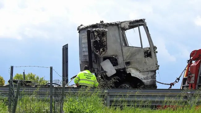 Fire at the engine of a truck along the A14 Dir in Budrio di Cotignola&nbsp;(Ravenna)