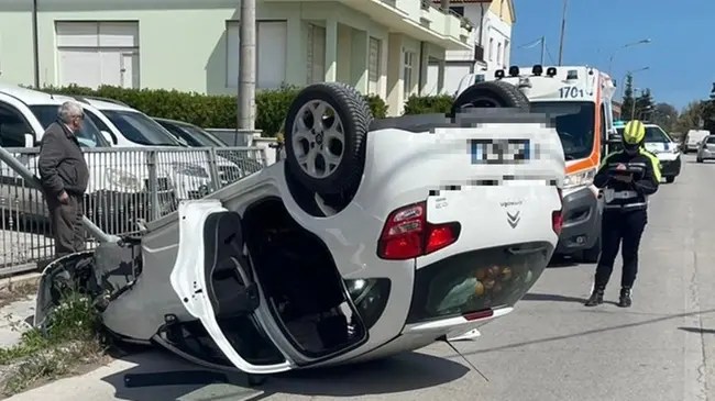 Accident in Carrara (Fano): car swerves, knocks down a pole and rolls over. Two&nbsp;injured