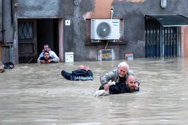BAD NEWS HIT ITALY.Direct flood in Emilia Romagna: 9 dead, several missing, 13 thousand displaced. “In Ravenna another 14 thousand to be evacuated”. 