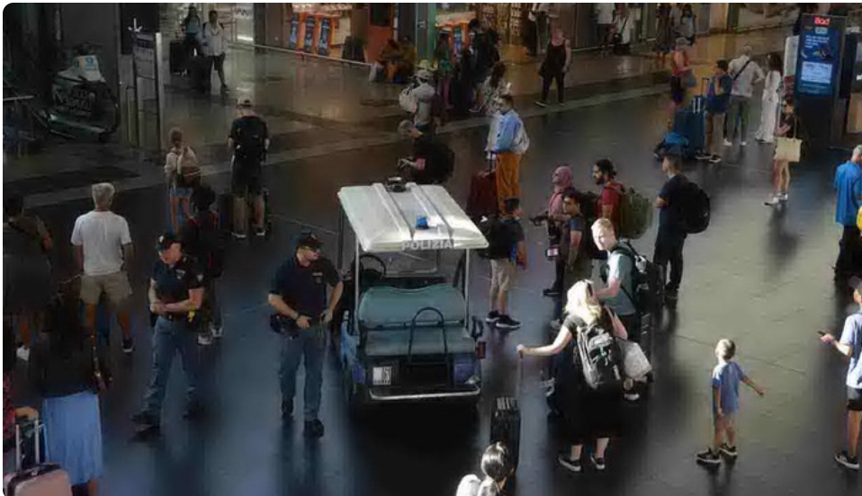 Rome, thieves in action in Termini: one steals clothes from a shop, two steal a traveller’s backpack