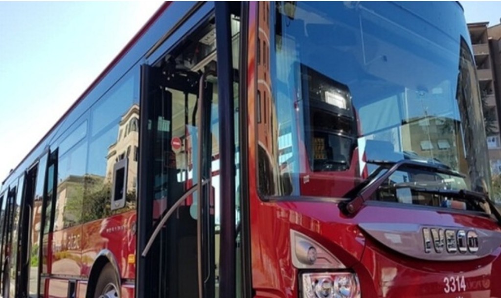 Atac driver harasses a passenger. «He locked her in the cage, kissed her and committed obscene acts in front of her».&nbsp;Condemned