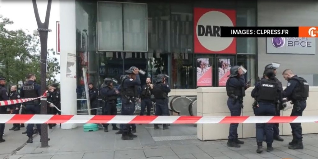 Panic in Paris, a woman threatened to blow herself up, the police shoot&nbsp;her