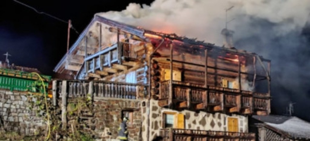 Tremendous fire in a house, the firefighters worked until late at night and managed to prevent the flames from reaching other&nbsp;houses