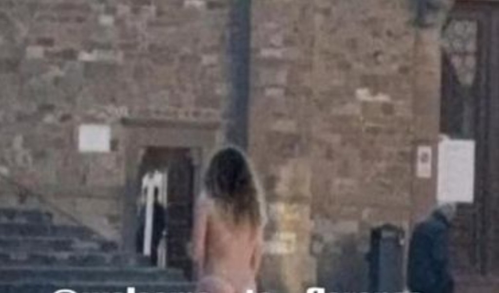 She runs naked in Santa Croce: the video ends up online. The woman was rescued and taken to&nbsp;hospital