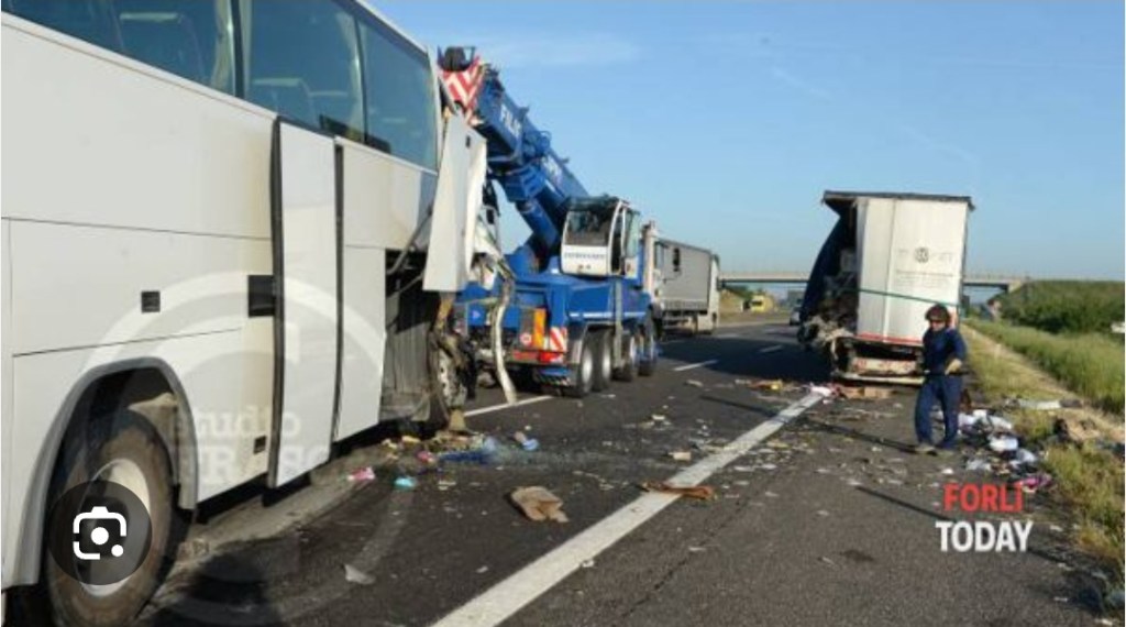 10 dead in the crash against a truck and two cars: at least 39 injured. The accident was due to the&nbsp;rain